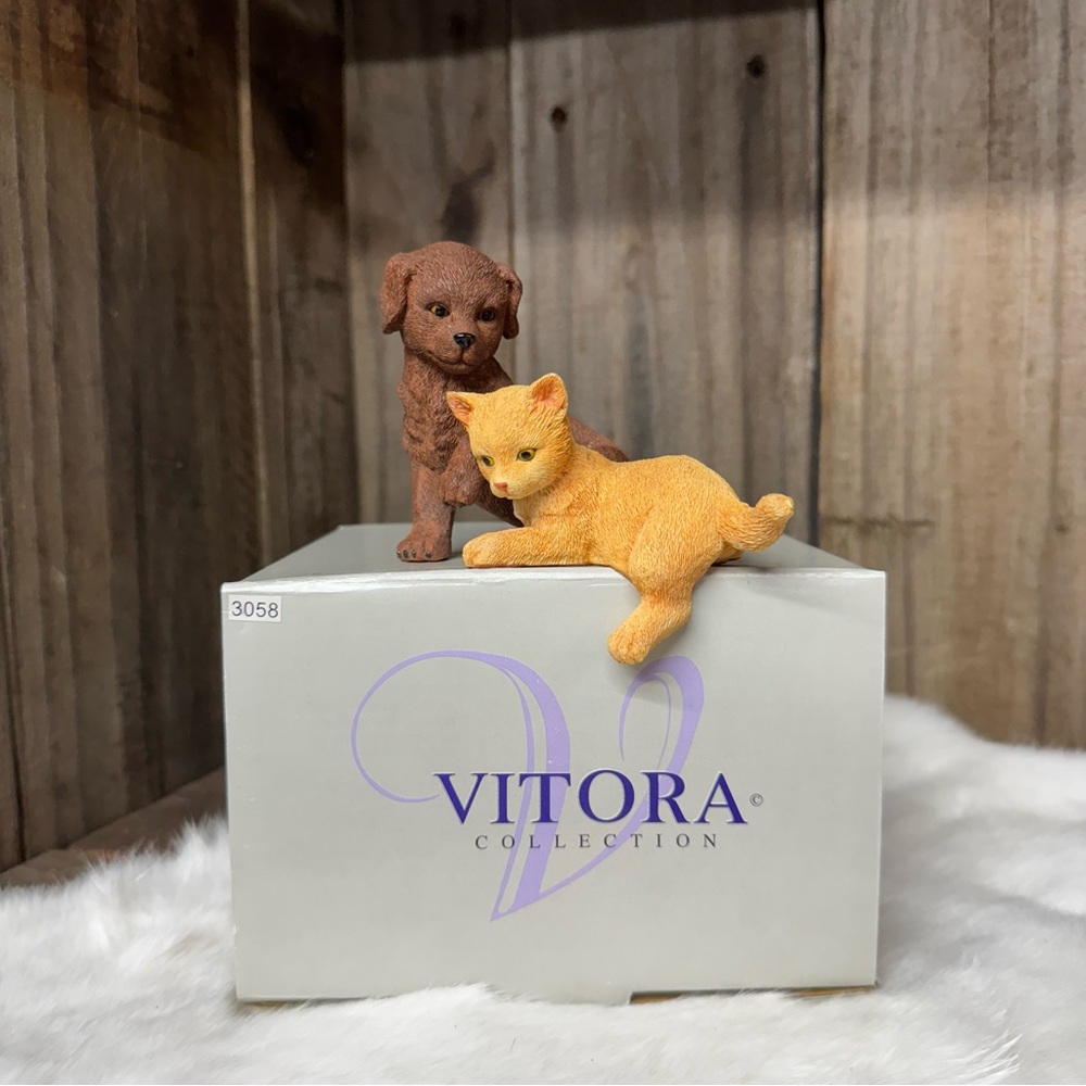 5/$25 New in Box Cat and Dog Shelf Sitter